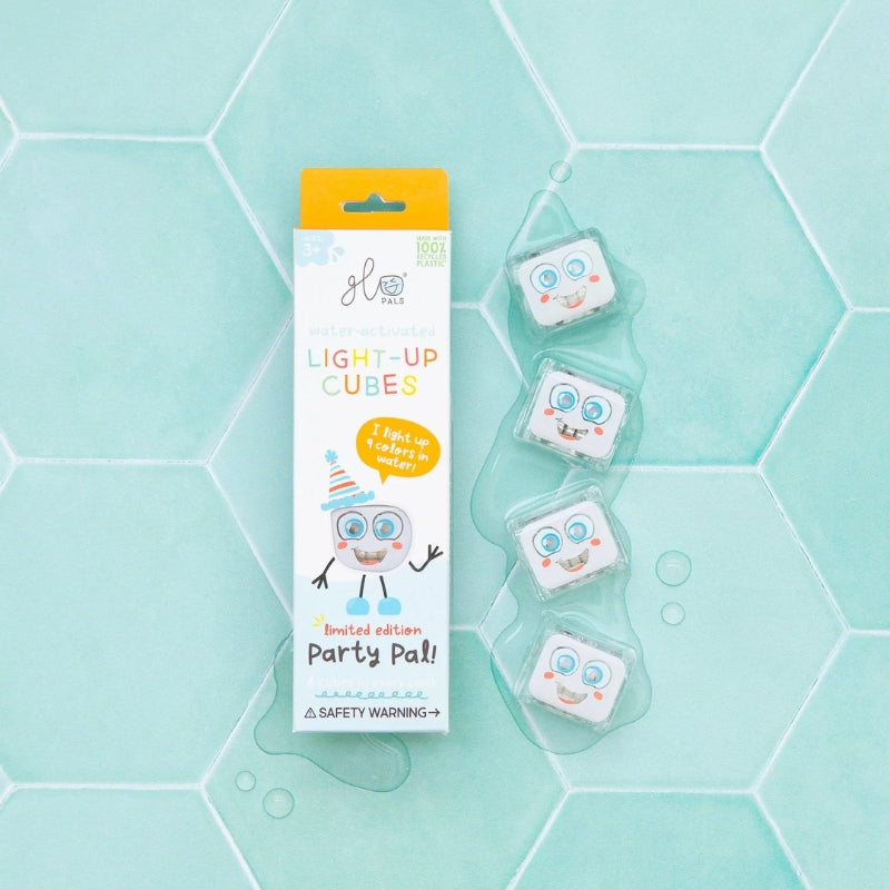 Vier lichtgevende party pal blokjes in een plasje water