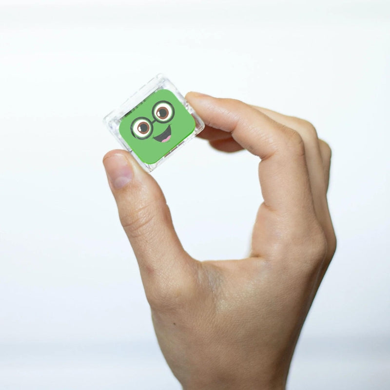 Een hand houdt blokje Pippa vast tussen duim en wijsvinger