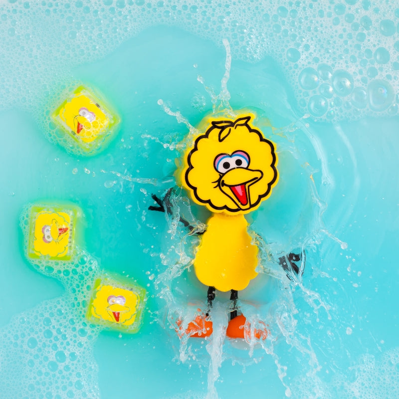 Glo Pals speelvriendje met drie big bird lichtgevende blokjes in het water