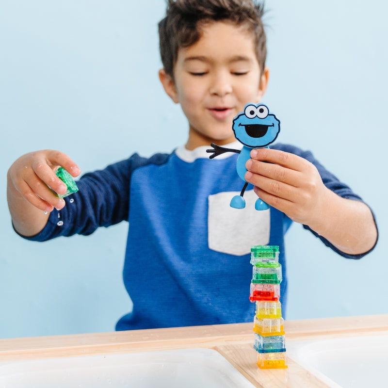 Glo Pals - sensorische lichtgevende blokjes voor in bad of sensorisch spel - Sesamstraat Cookie Monster - 2 stuks incl. speelvriendje