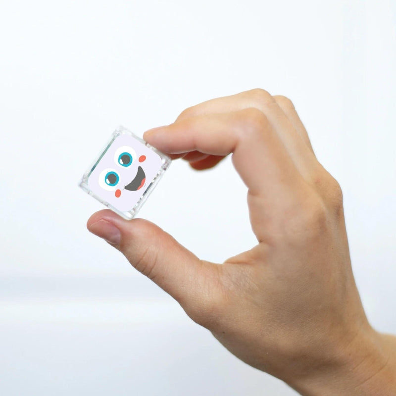 Party pal blokje wordt vastgehouden tussen duim en wijsvinger