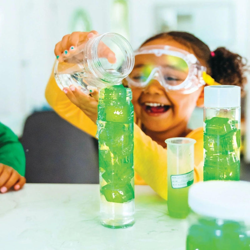 Kind speelt met buizen met de Glo Pals blokjes