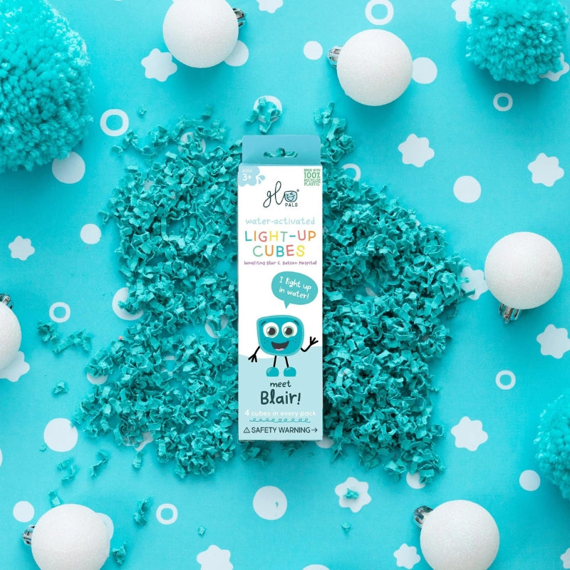 Verpakking van Glo Pals Blair op een feestelijke blauwe achtergrond