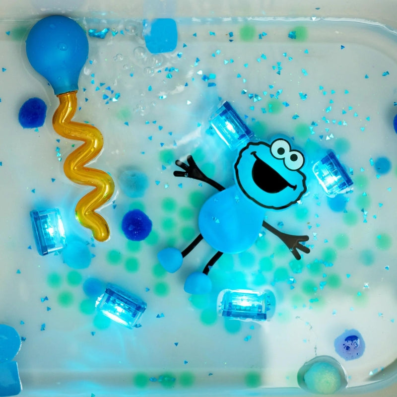 Glo Pals - sensorische lichtgevende blokjes voor in bad of sensorisch spel - Sesamstraat Cookie Monster - 2 stuks incl. speelvriendje