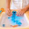 Glo Pals - sensorische lichtgevende blokjes voor in bad of sensorisch spel - Sesamstraat Cookie Monster - 2 stuks incl. speelvriendje