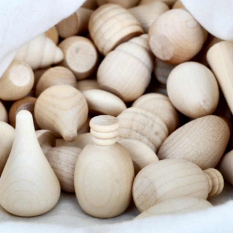 Stapel met houten figuurtjes van Grapat