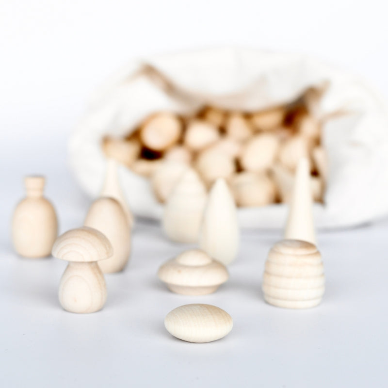 houten Mandala figuren met zakje figuren in de achtergrond
