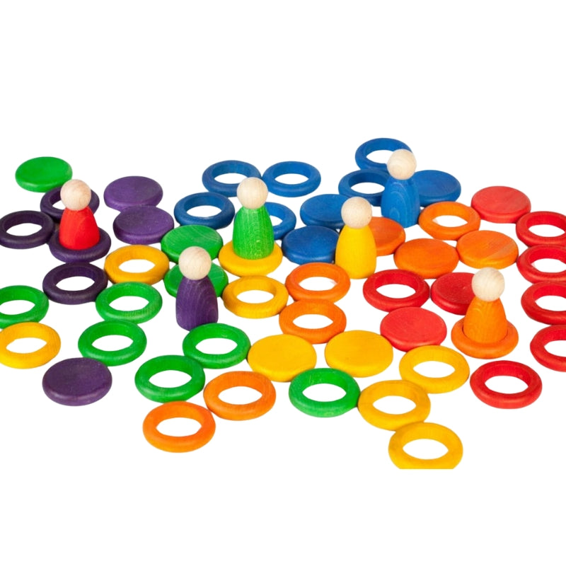 De Grapat ringen en munten verspreid over de grond.