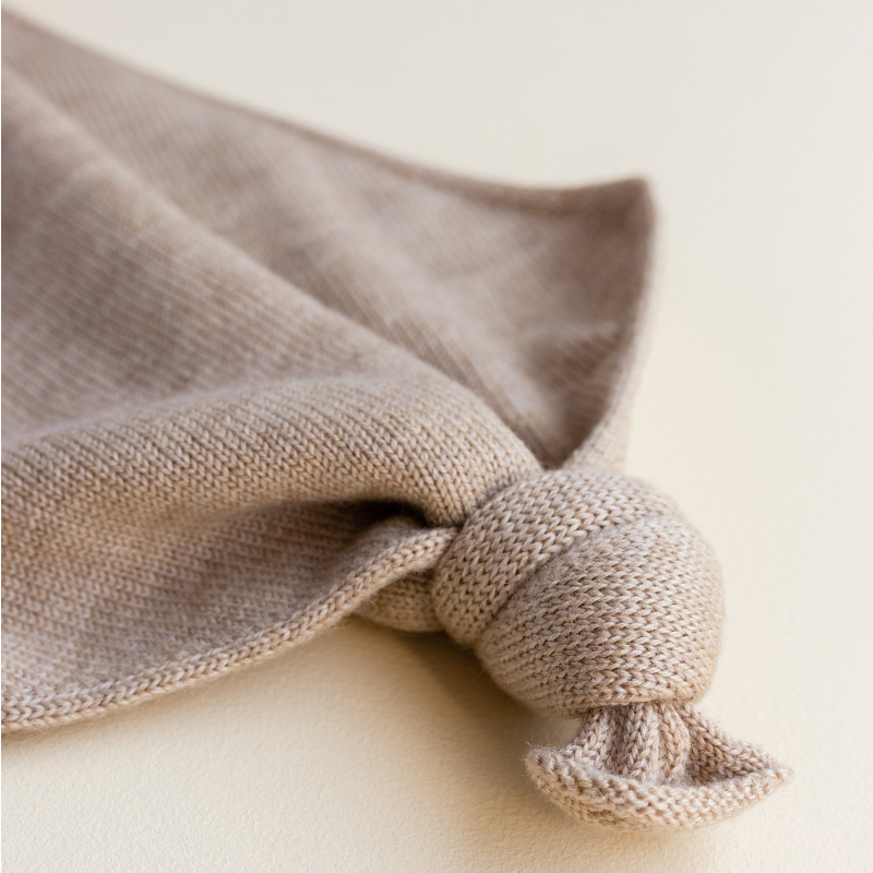 Hvid - Teddy Tokki knuffeldoekje - 100% merinowol - Sand