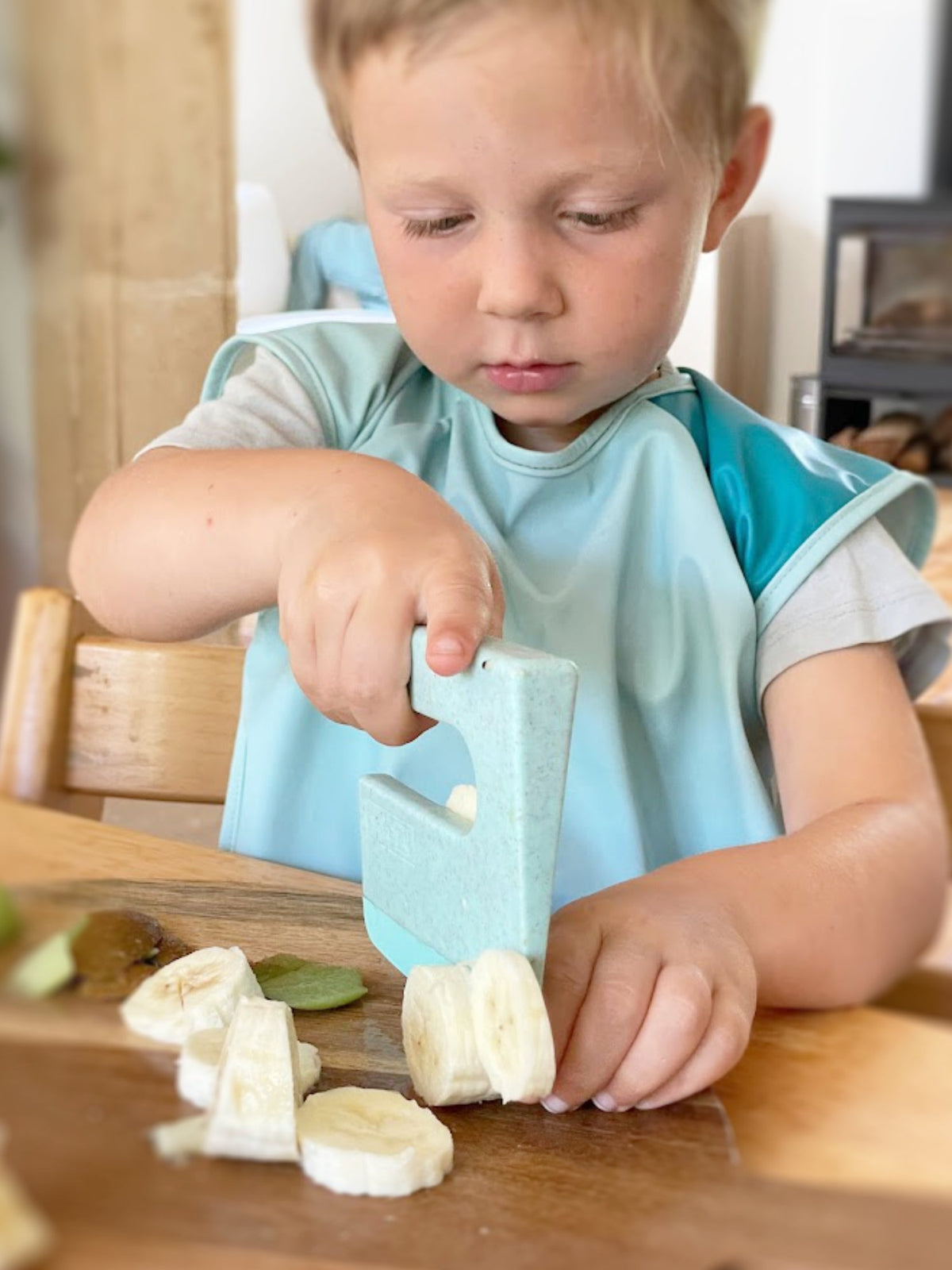 Kind snijdt groente met het KLYV kindermes