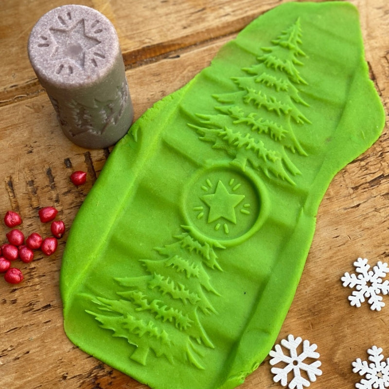 Groene klei waar twee dennenbomen uit gerold zijn met de let's roll seasons kleiroller.