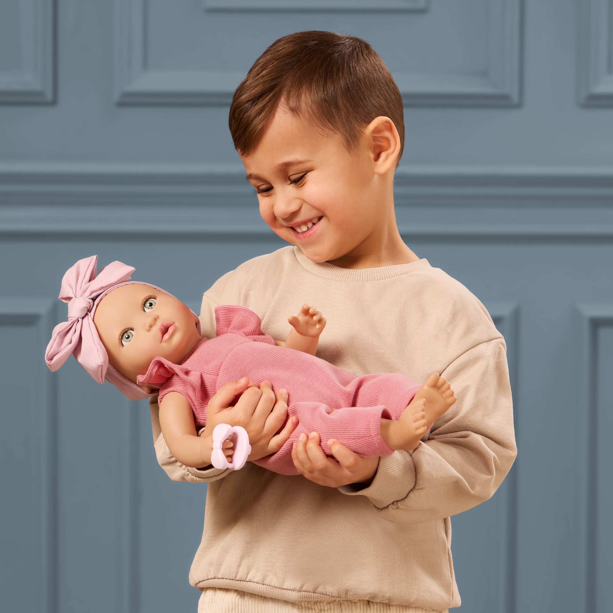 Kind speelt met LullaBaby babypop