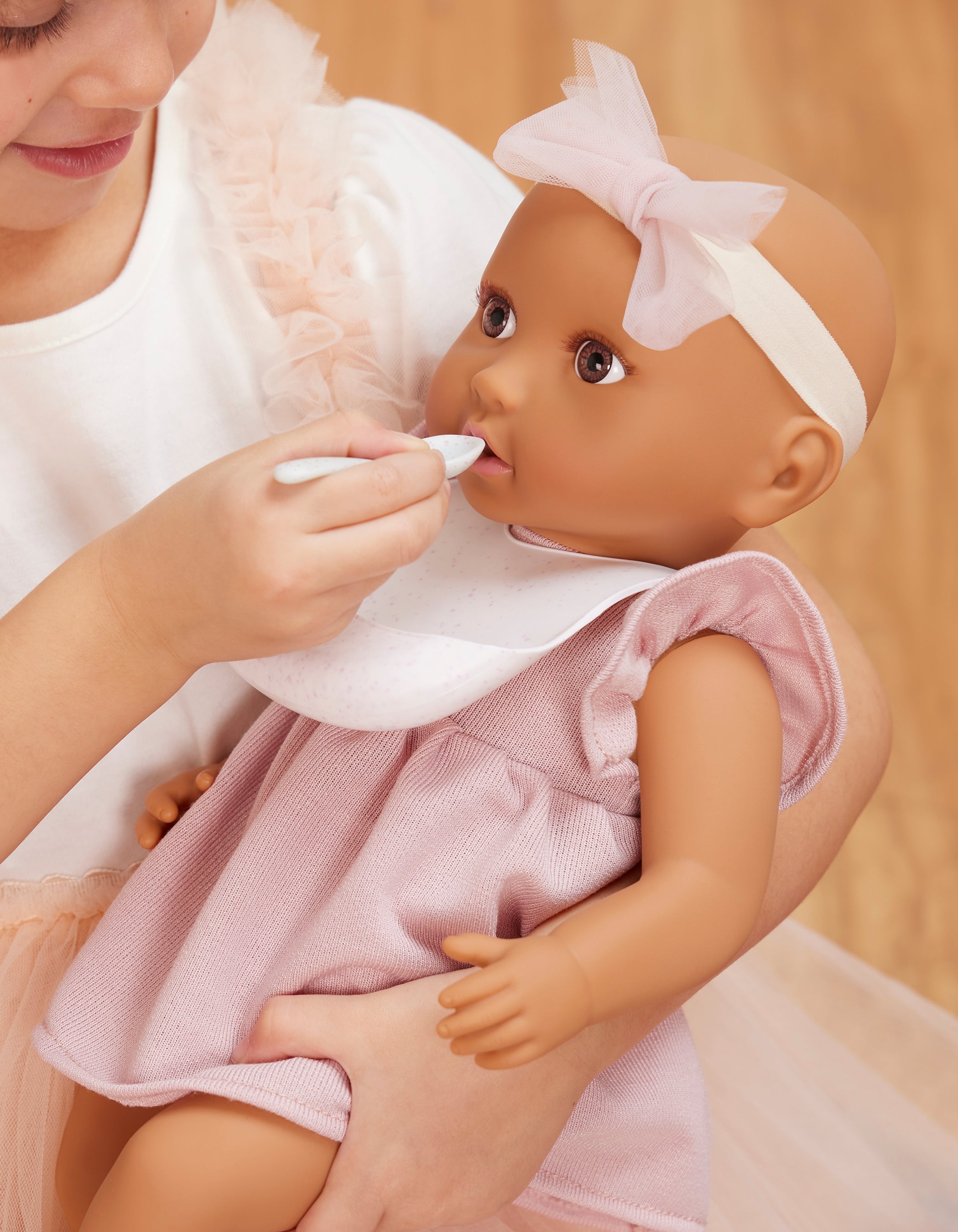 Kind speelt met LullaBaby luiertas