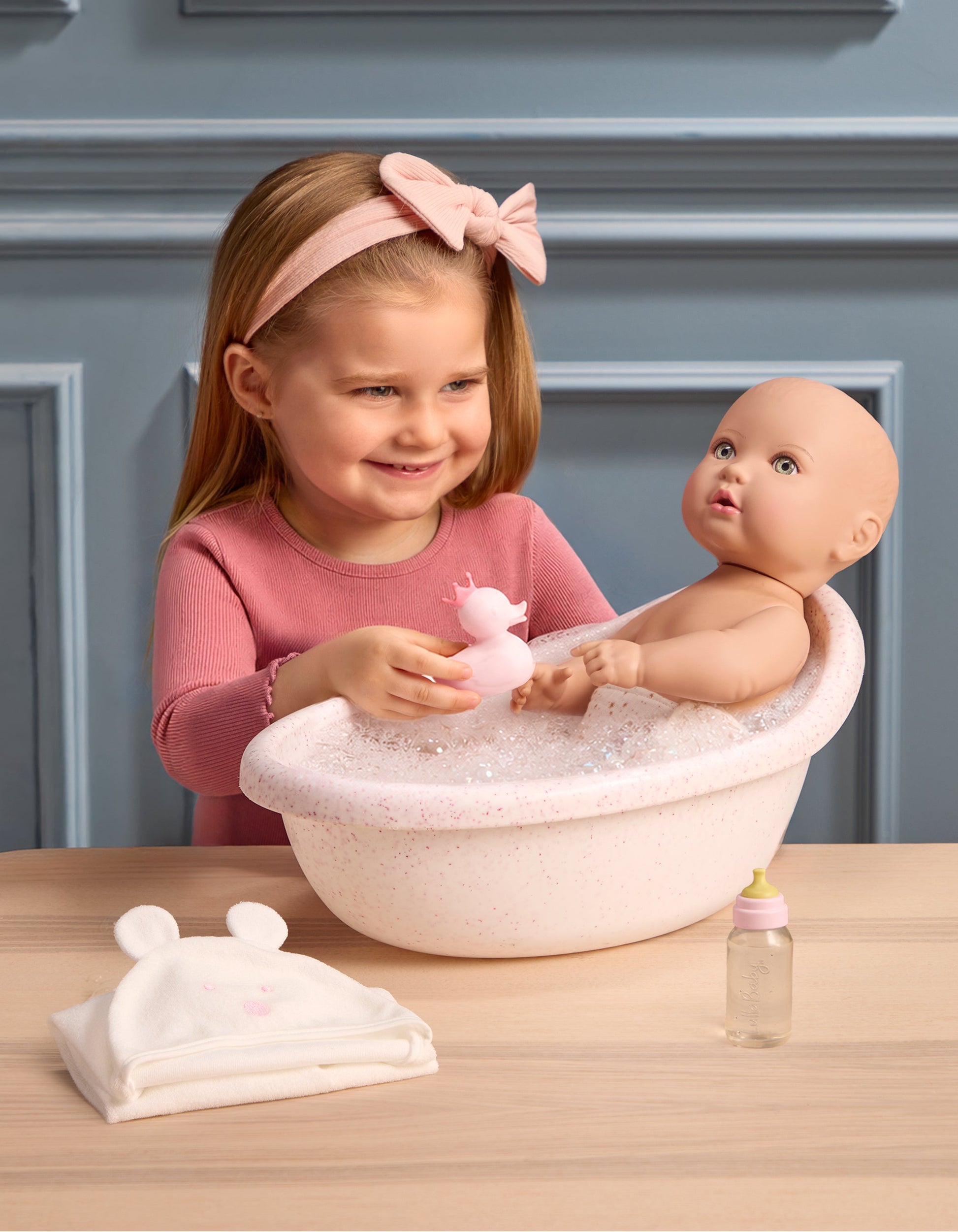 Kind geeft LullaBaby badpop de fles
