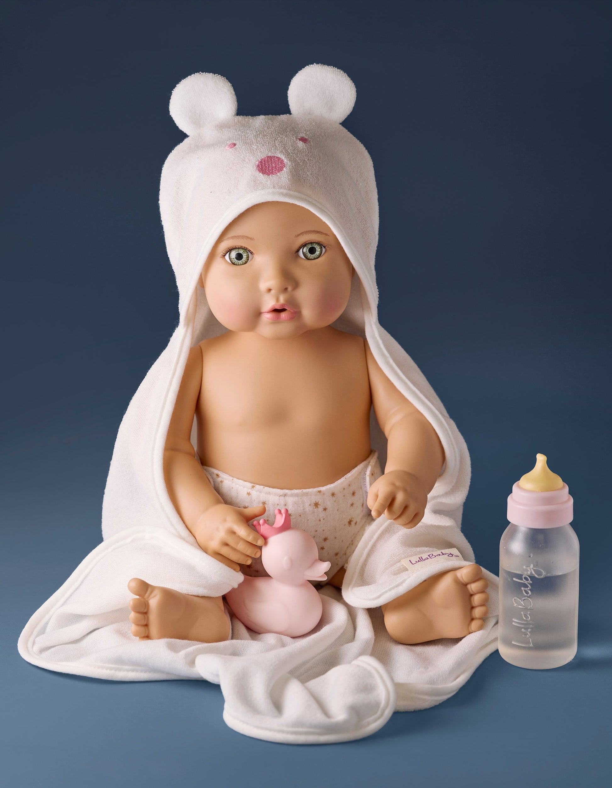 Kind speelt met LullaBaby interactieve badpop