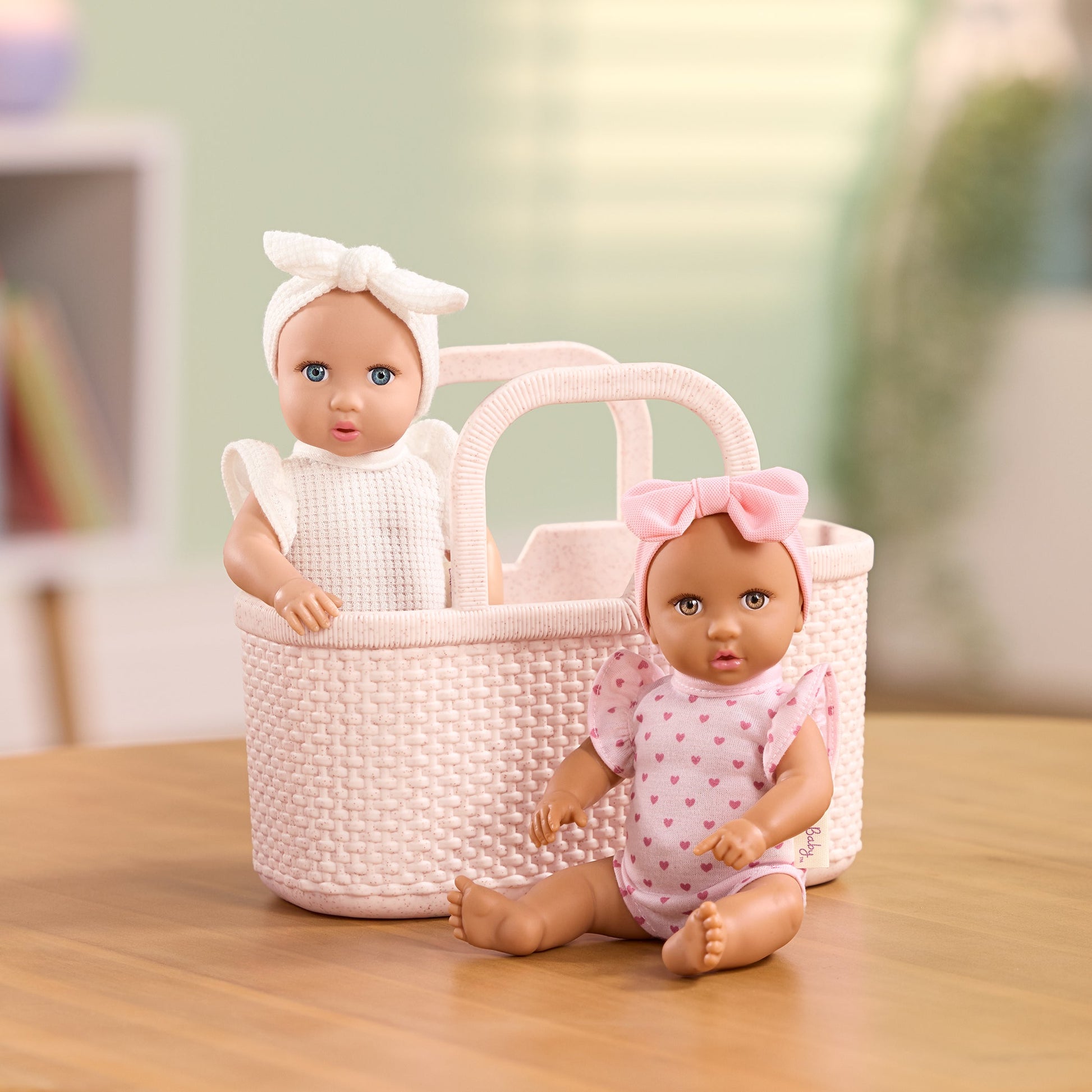 Kind speelt met LullaBaby mini babypoppen