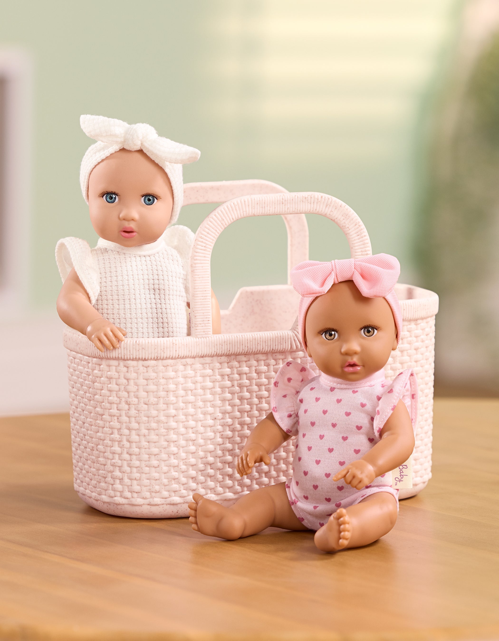 Spelen met LullaBaby mini babypoppen