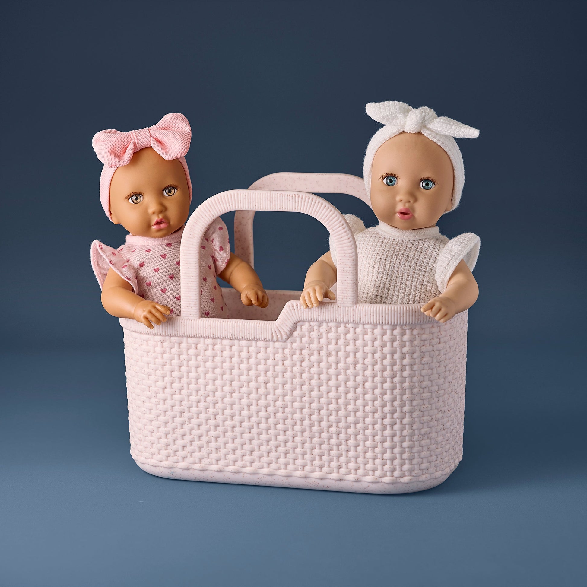 Kind met LullaBaby speelmandje