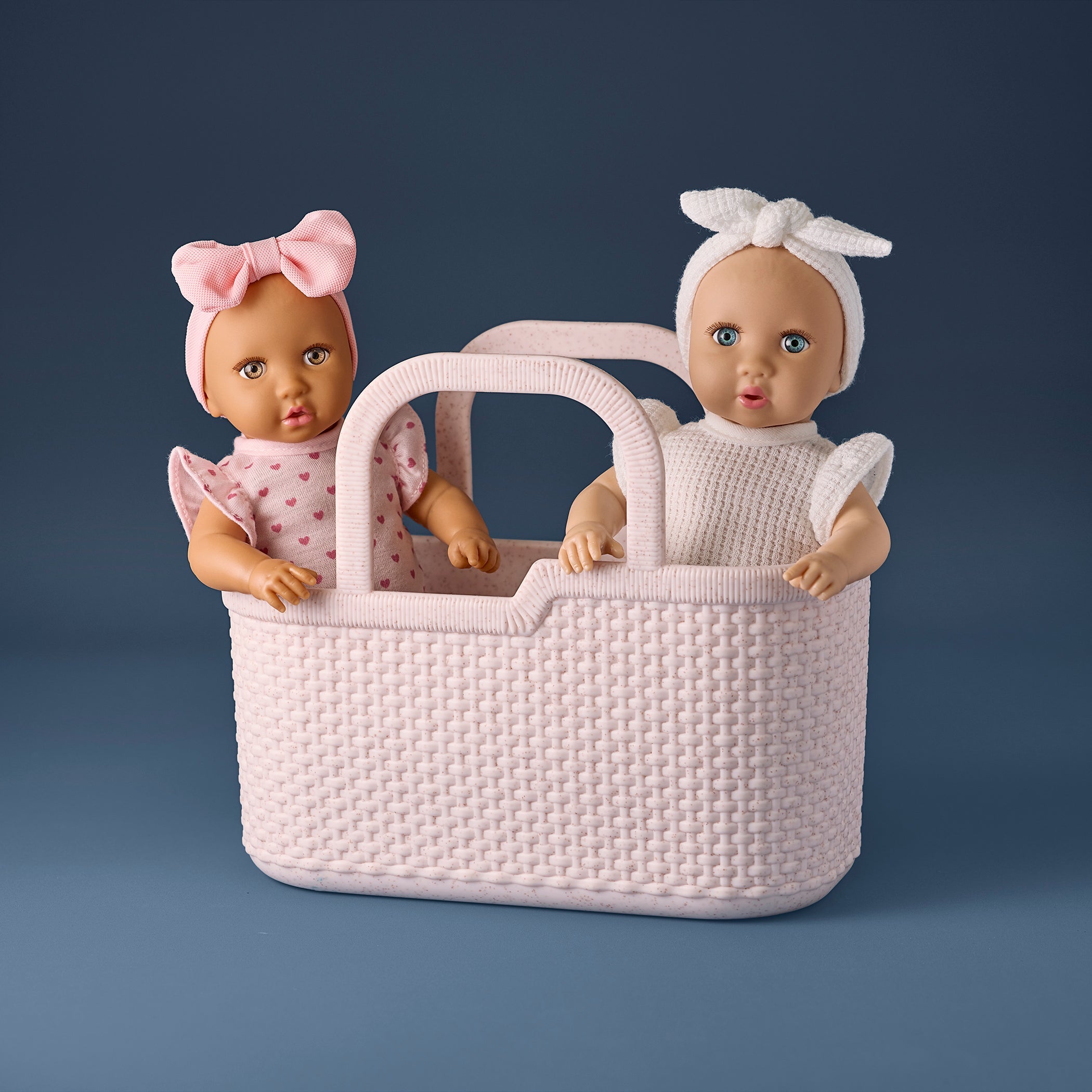 Kind met LullaBaby speelmandje