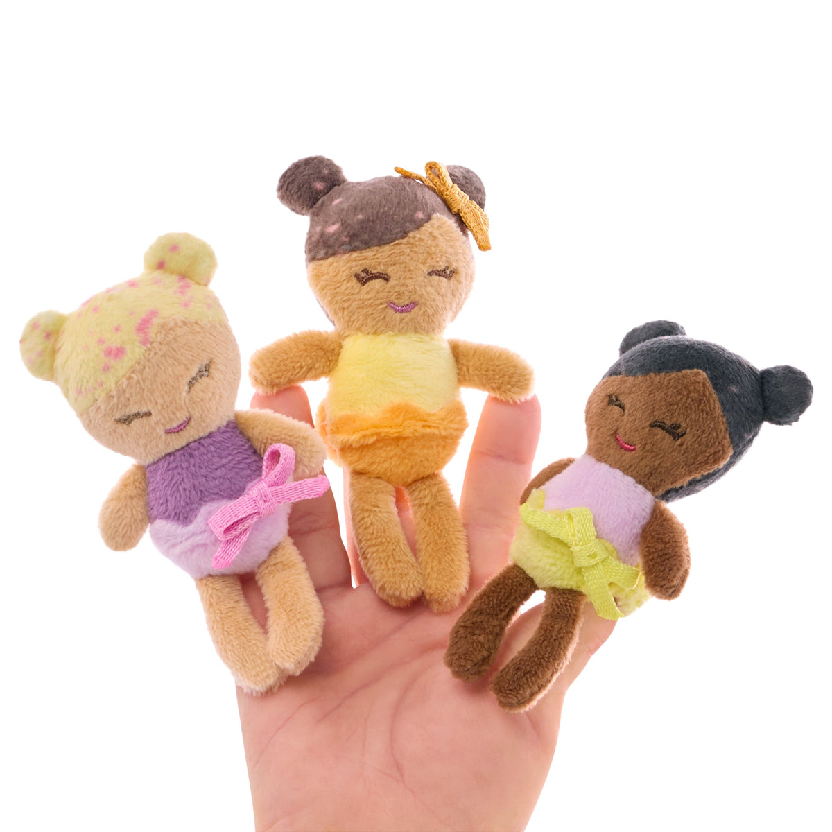 Drie pluche vingerpopjes op een hand