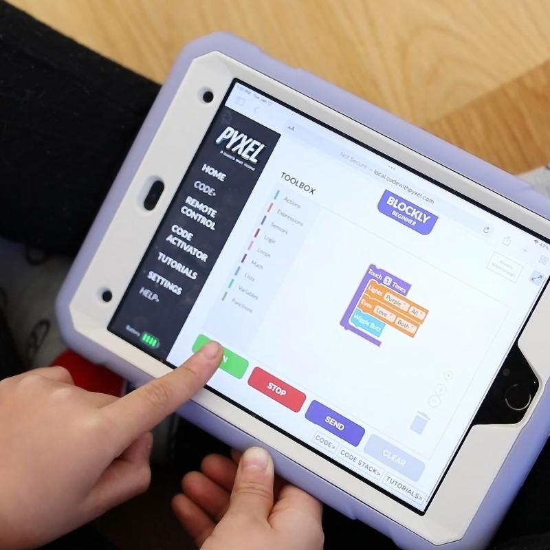 Tablet waarop te zien is hoe de robothond geprogrammeerd kan worden.