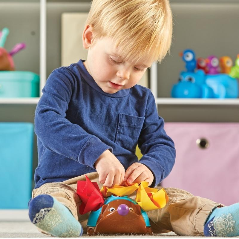 Kind propt de doekjes terug in spike de egel