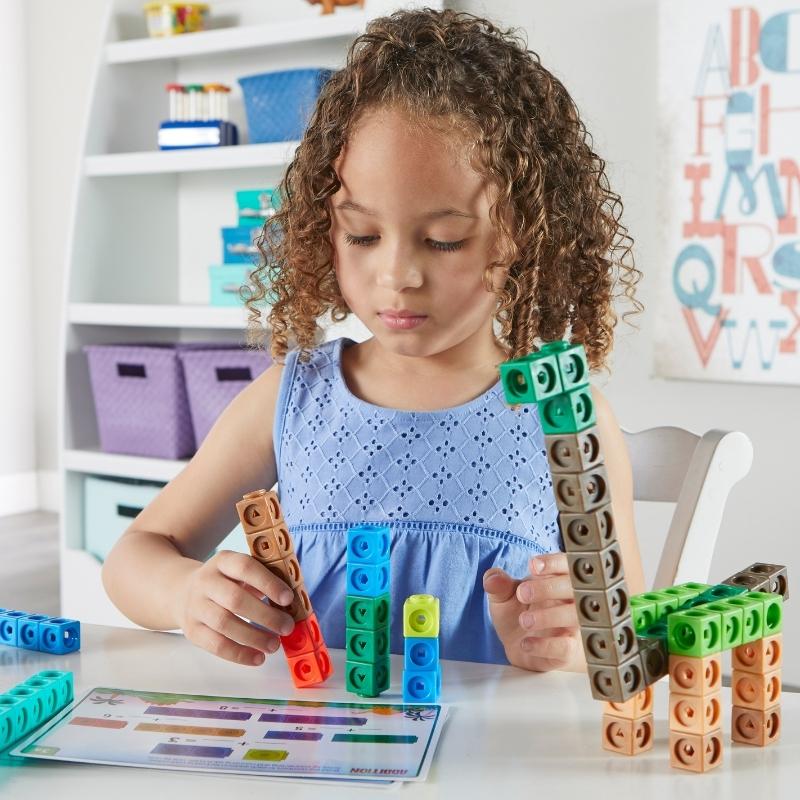 Kind speelt met mathlink rekenblokjes DinoTime