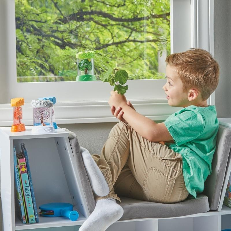 Kind vergelijkt de natuur met het sensorisch speelgoed