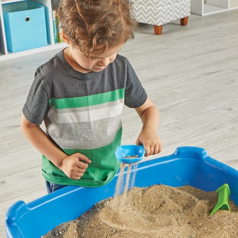 Kind speelt met het zeefje van Learning Resources