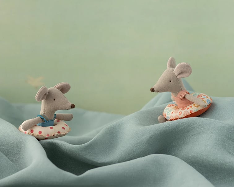 Maileg - Strandmuis met zwemband met stippen (kleine zus)