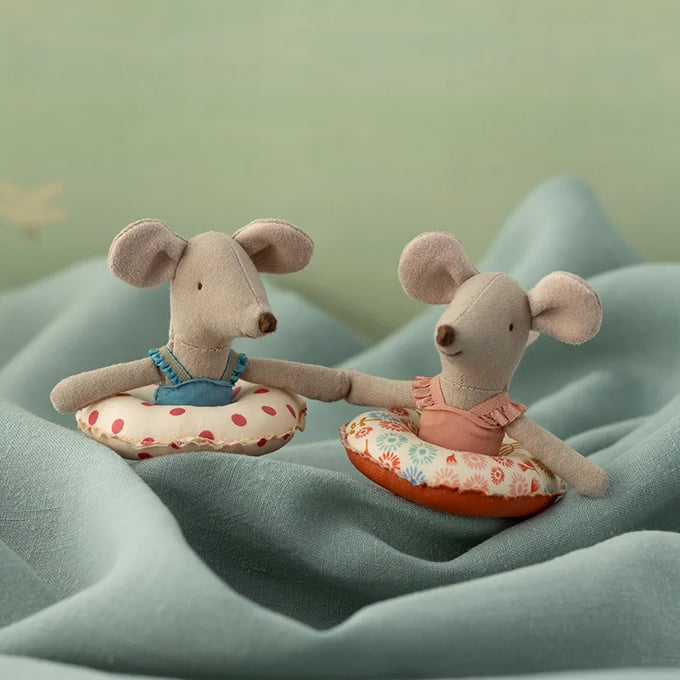 Maileg - Strandmuis met zwemband met stippen (kleine zus)