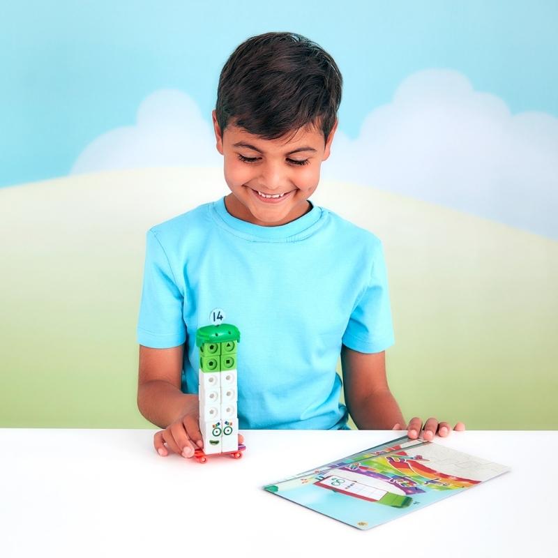 Kind speelt met Numberblock 14