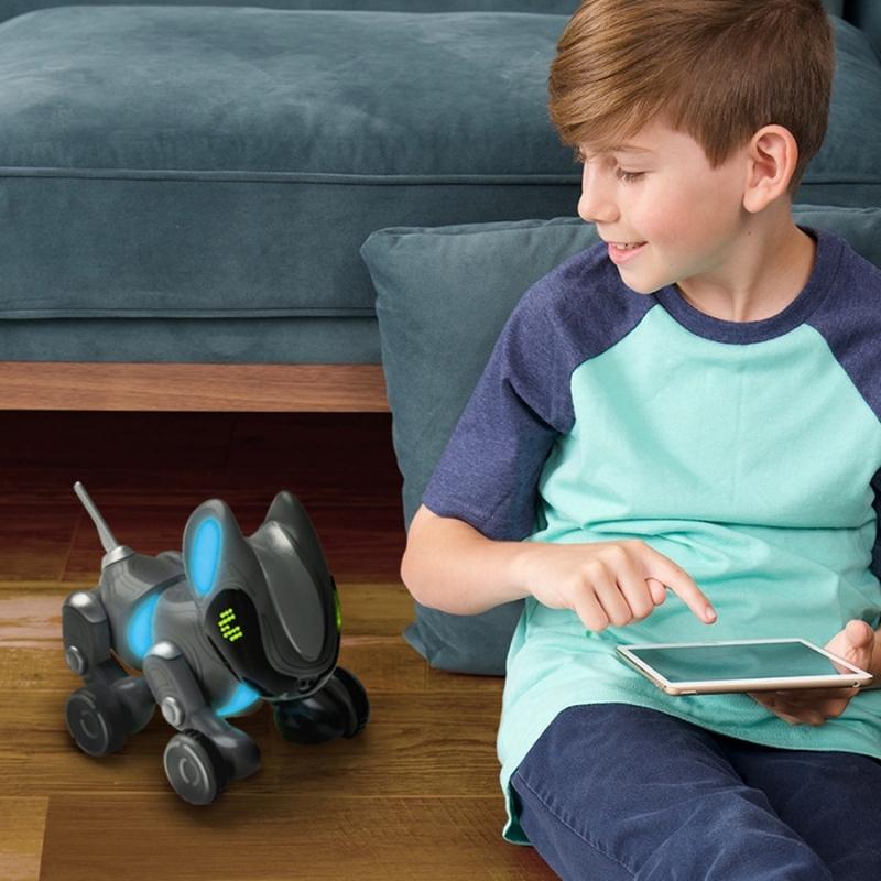 Kind speelt met robothond en bestuurd Pyxel met de tablet