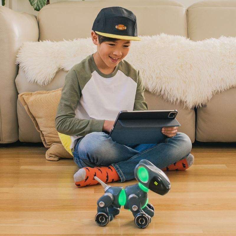 Kind bestuurd de robothond met de tablet