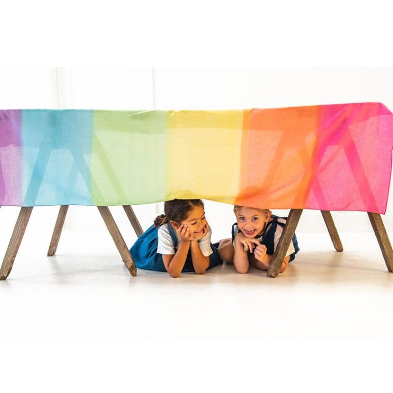Kinderen spelen in hut gebouwd van het speeldoek van Sarah's Silks
