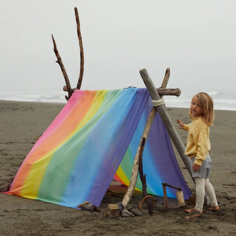 Tent gebouwd met de speeldoek van Sarah's Silks