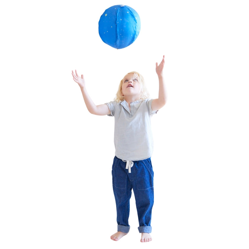 Kind speelt met de ballon bal cover van Sarah's Silks