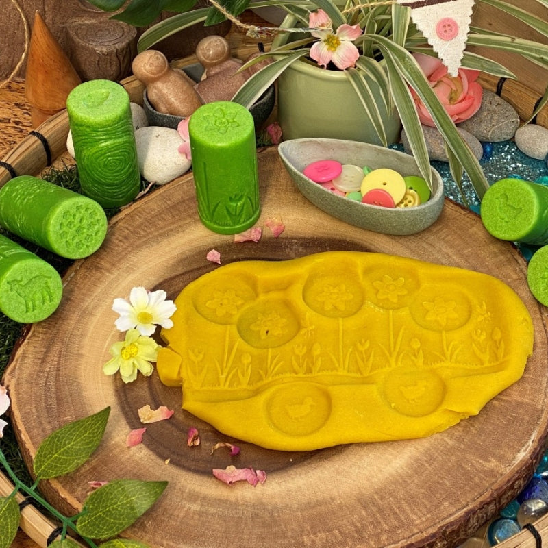 Gele klei met een uitgerold lente patroon