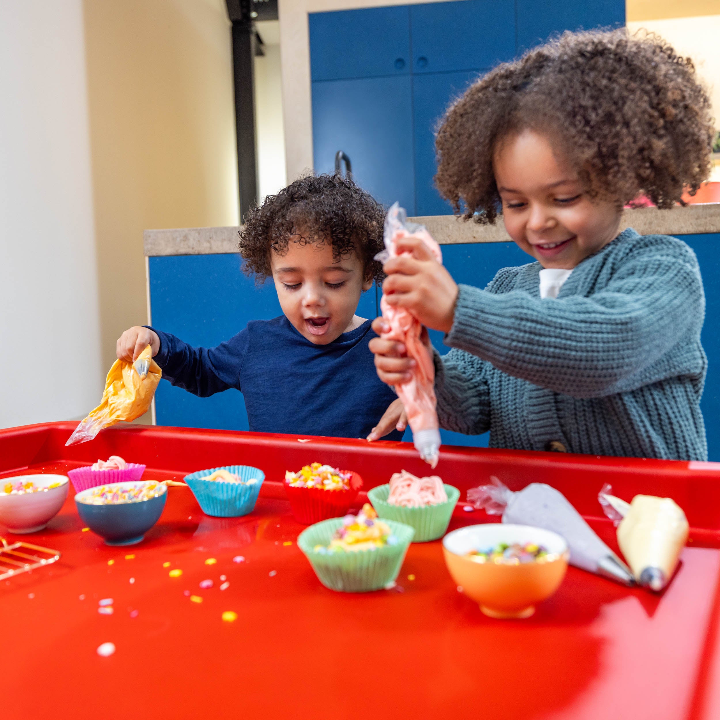 Toyrific - Playhouse PlayTray (95cm) Set - Speeltafel rood + Verstelbaar onderstel