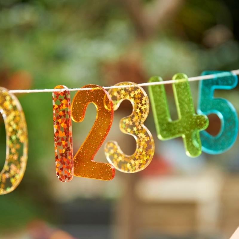 Regenboog glitter cijfers van Tickit aan lijn.