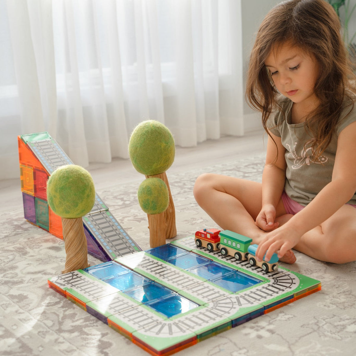 Kind speelt met TileTek treinbaan toppers