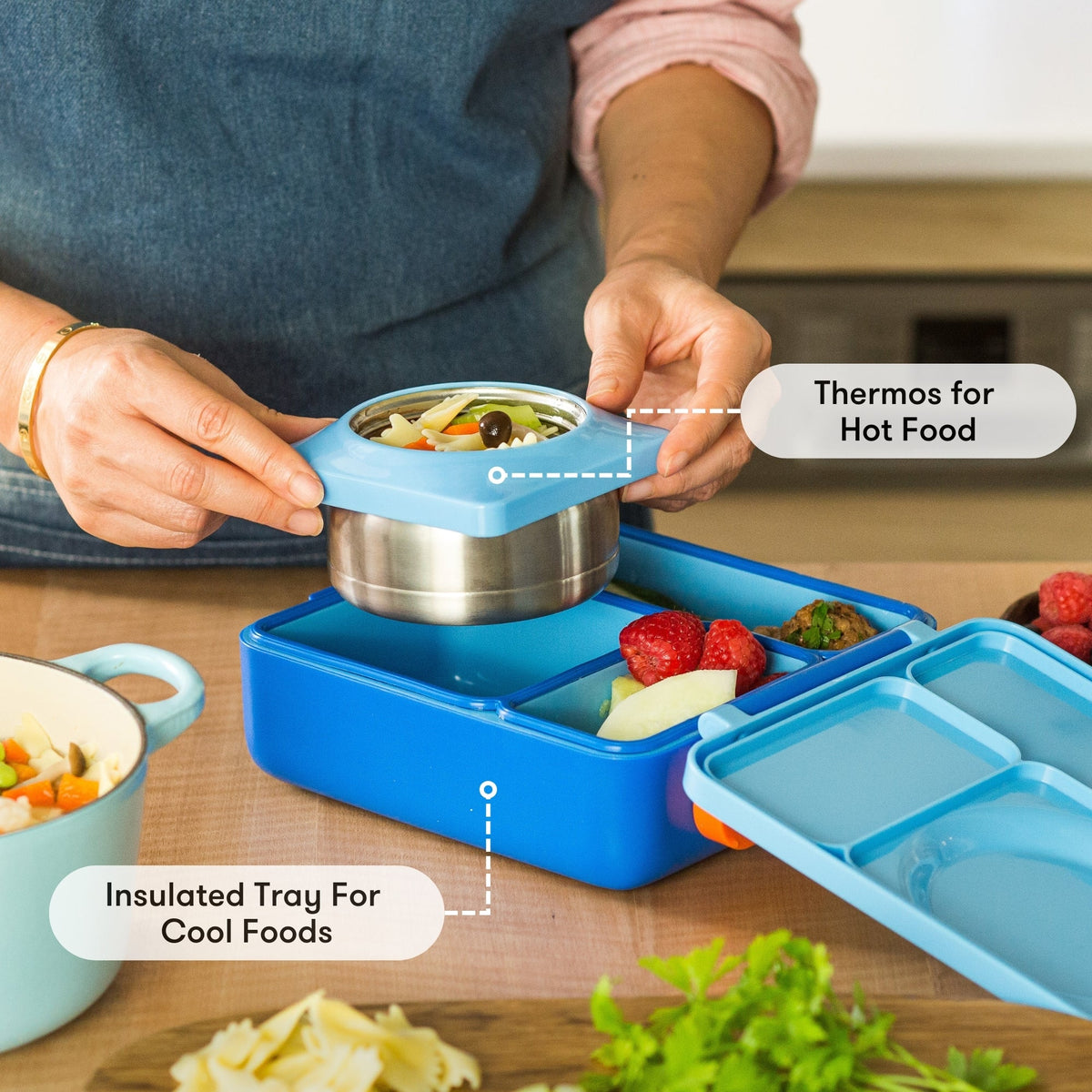 OmieBox Blue Sky met de thermosbeker erin