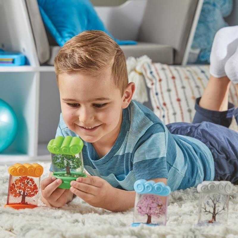 Jongen speelt met sensorische buis van de lente