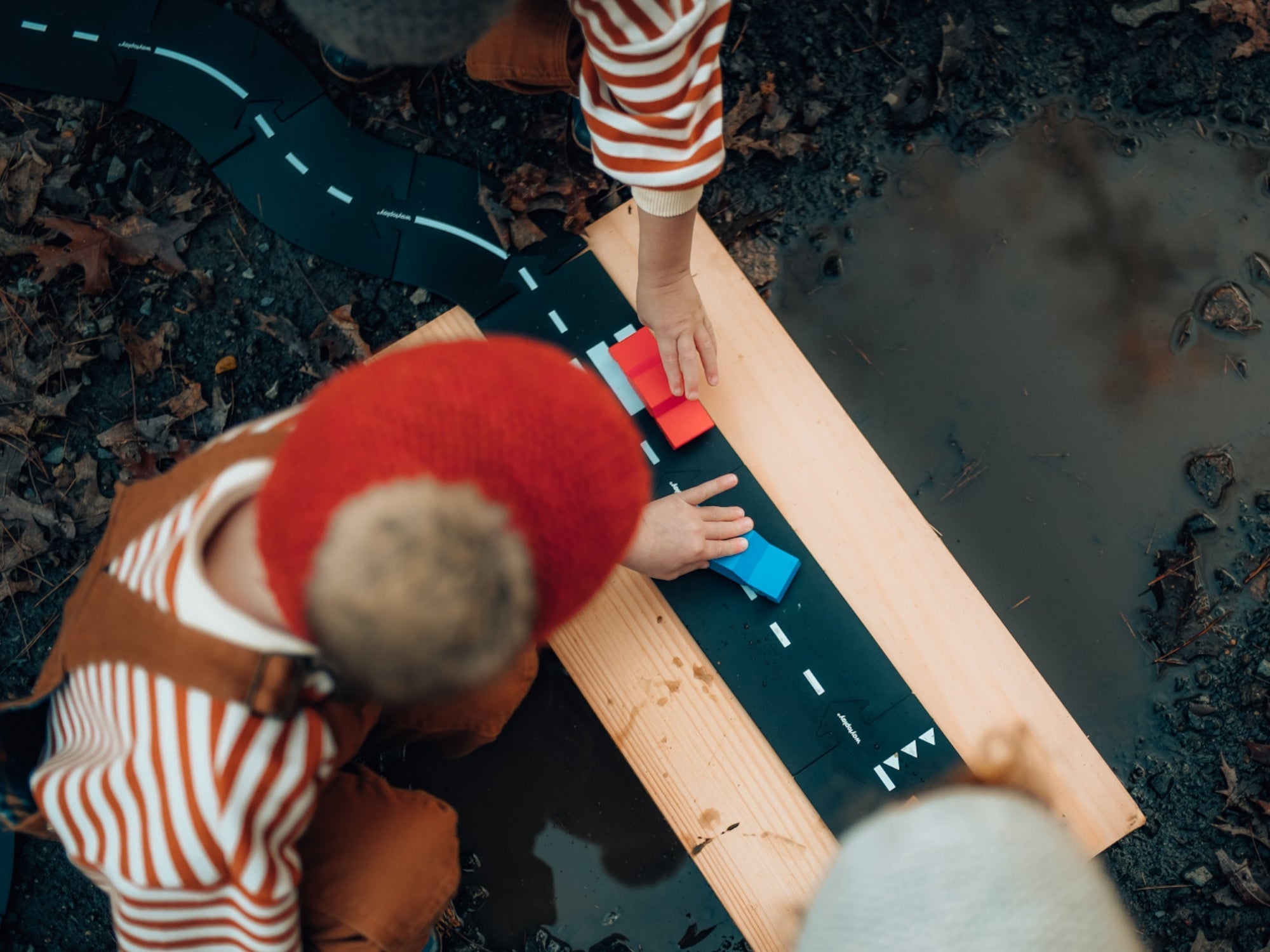 King of the Road Car Edition - 40 Flexibele Wegdelen + 2 Auto's