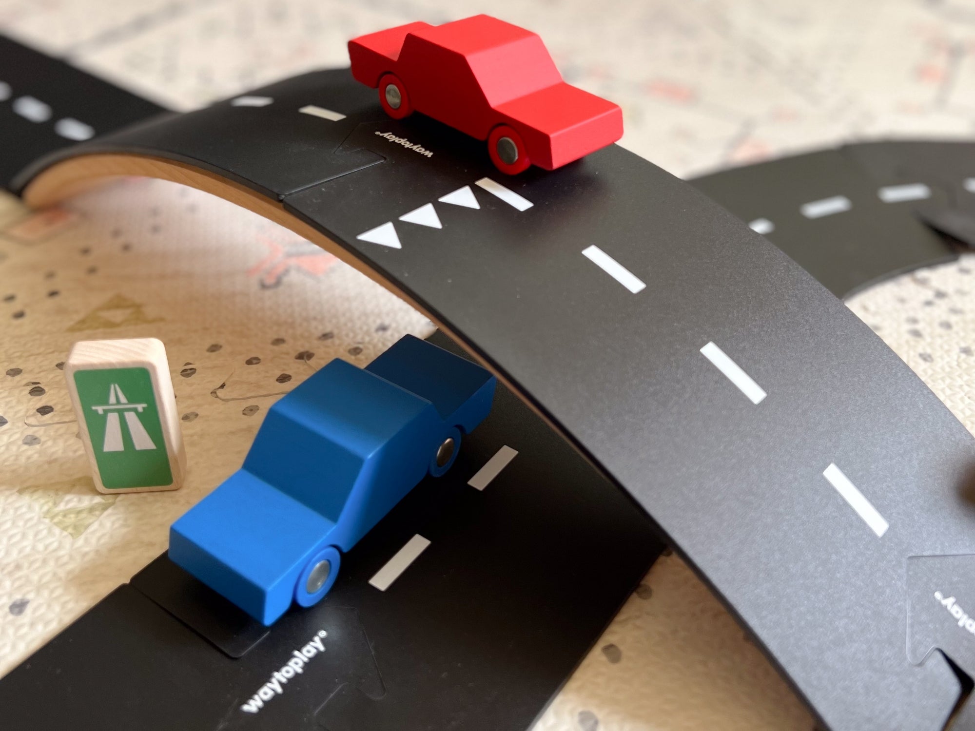 King of the Road Car Edition - 40 Flexibele Wegdelen + 2 Auto's