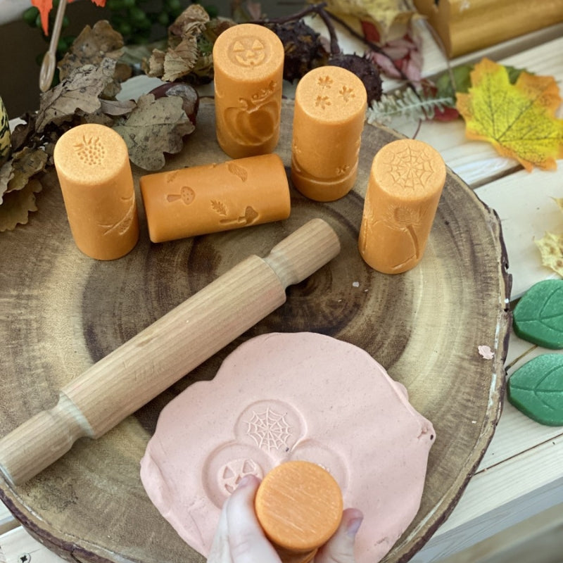 herfst afbeeldingen worden in een stuk klei gestempeld