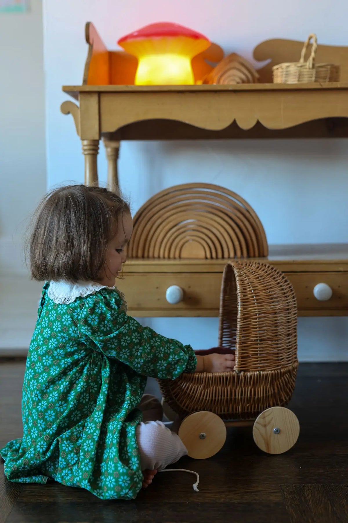 Egmont Toys - Kleine rieten poppenwagen met dekentje