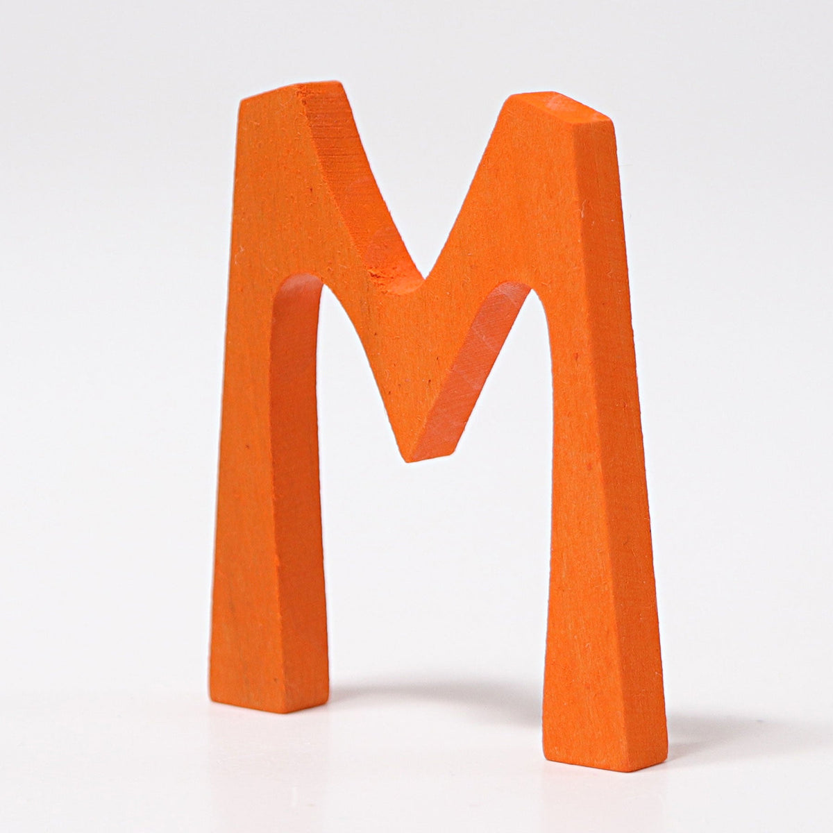 Grimm's - Houten letter M gekleurd volgens antroposofische kleurenleer