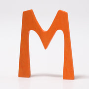 Grimm's - Houten letter M gekleurd volgens antroposofische kleurenleer