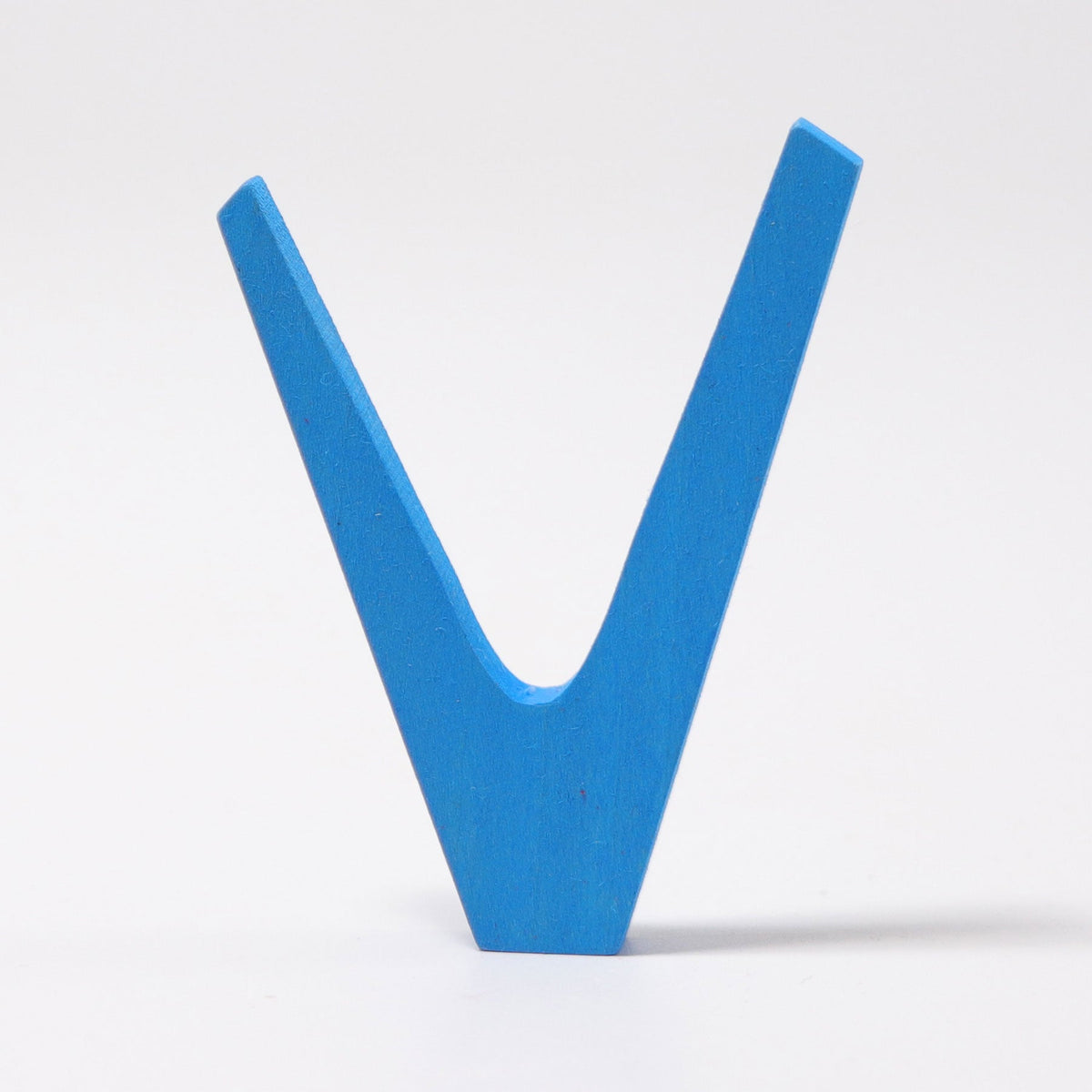 Grimm's - Houten letter V antroposofisch gekleurd